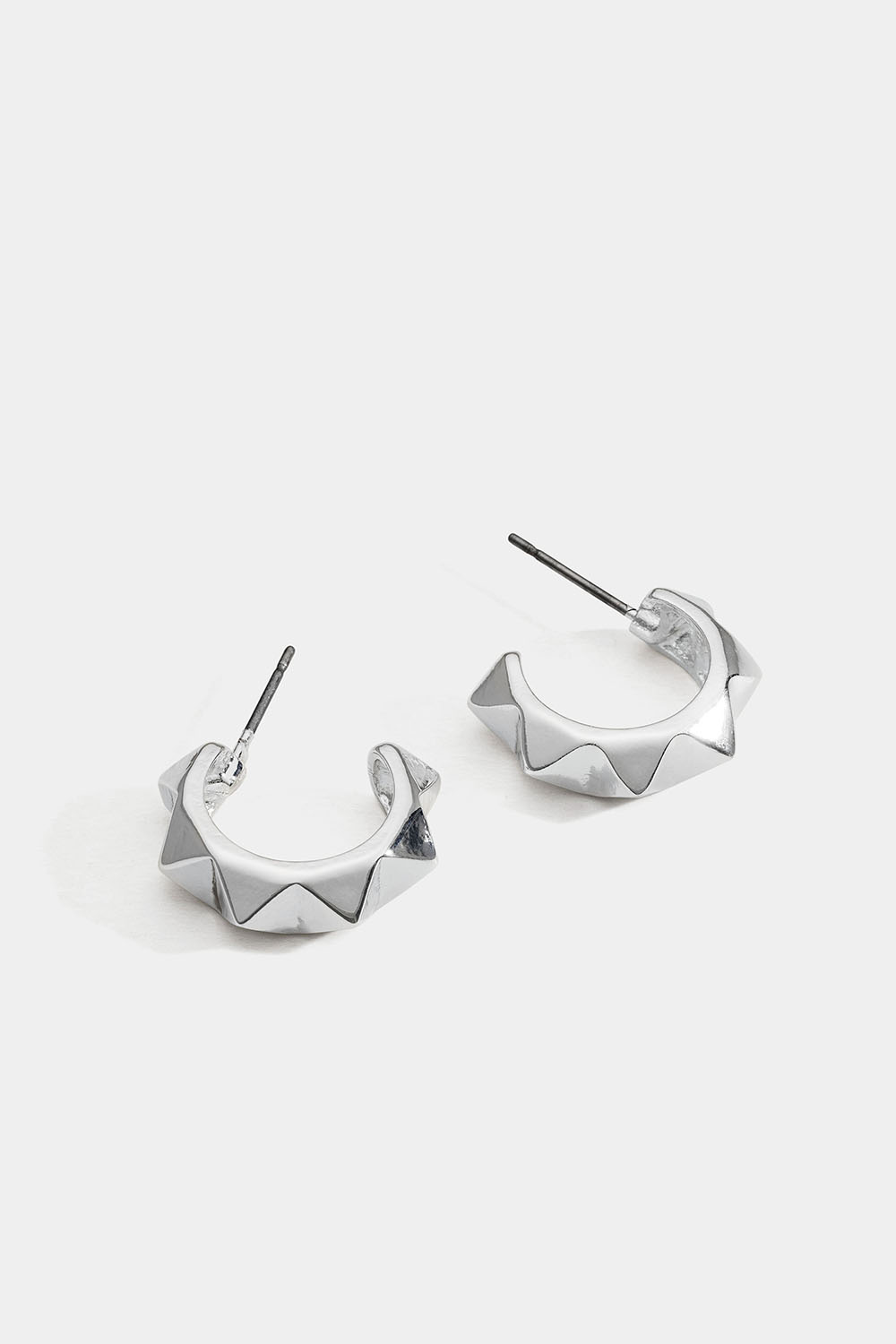 Sølvfargede øreringer med pigger