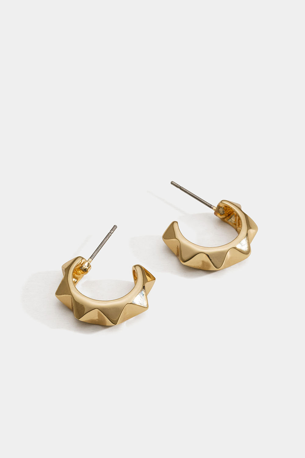 Gullfargede øreringer med pigger