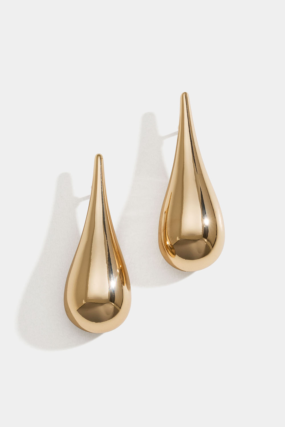Lange, dråpeformede øredobber i gullfarge