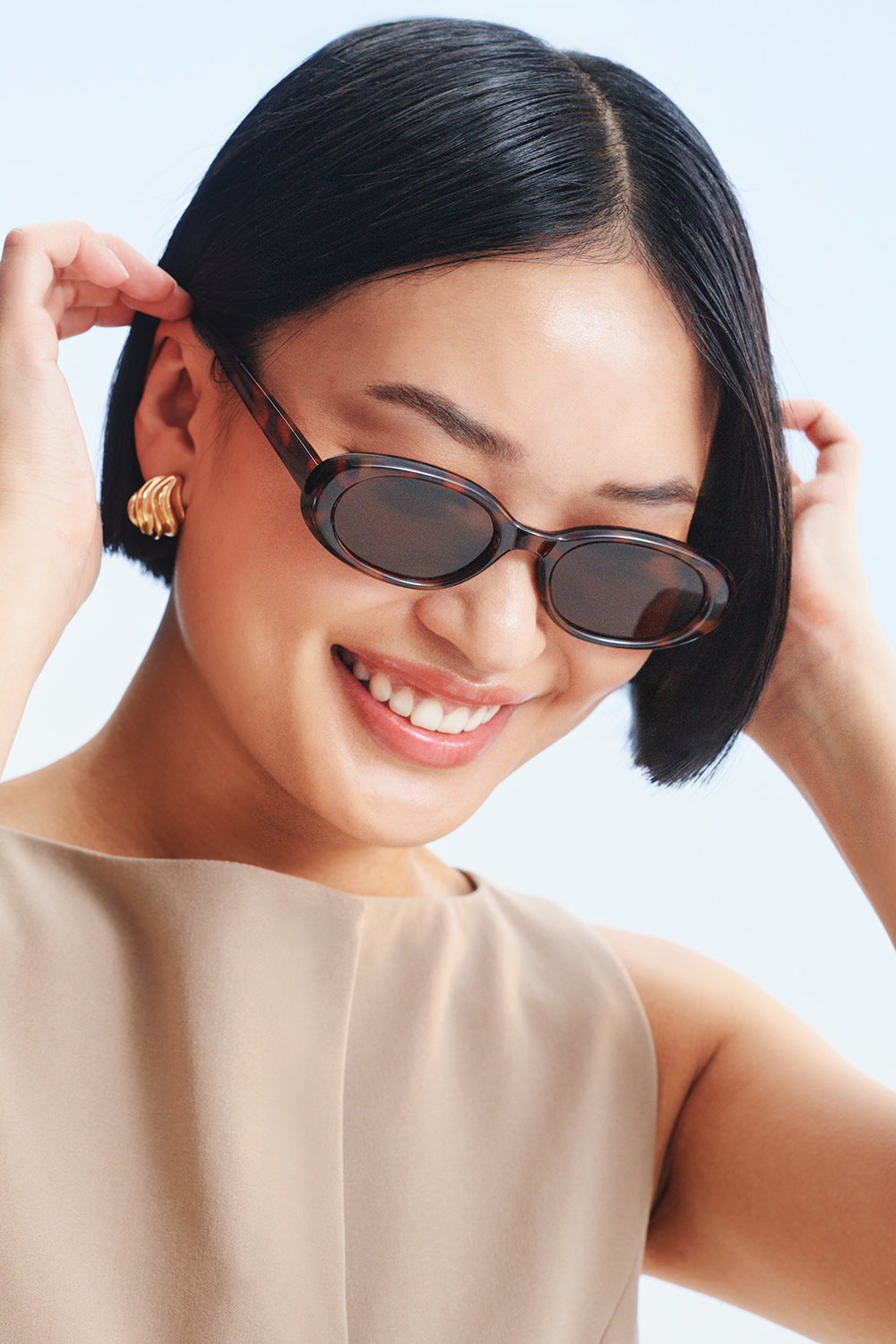 Gullfargede øredobber i bølgete dråpeform