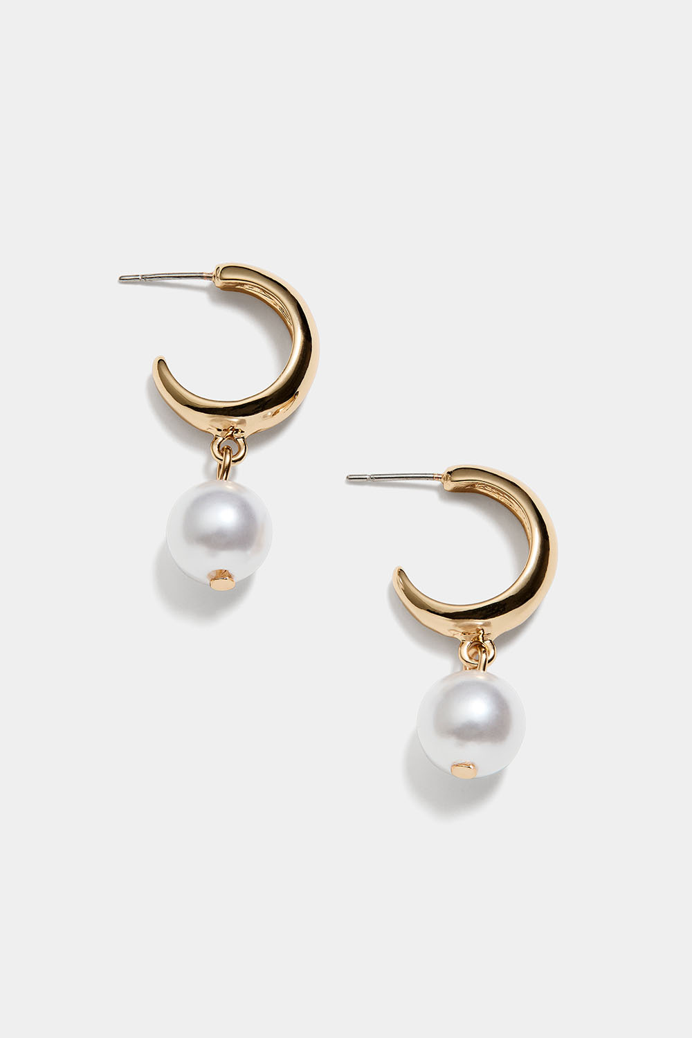 Brede, gullfargede hoops med perleanheng