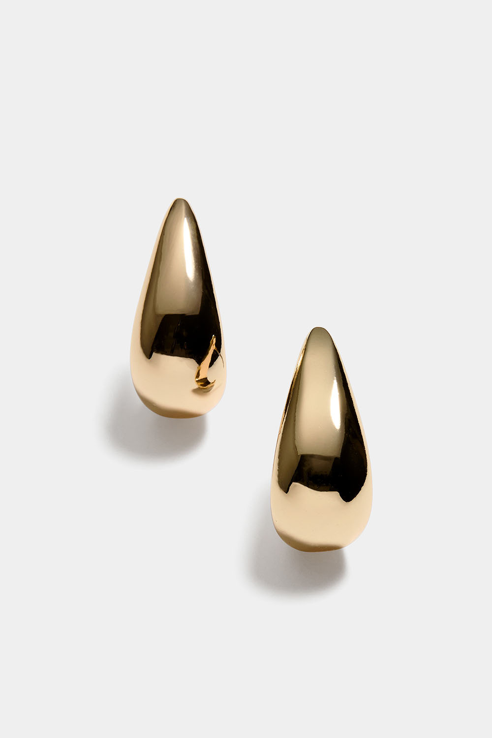 Gullfargede hoops med dråpeform