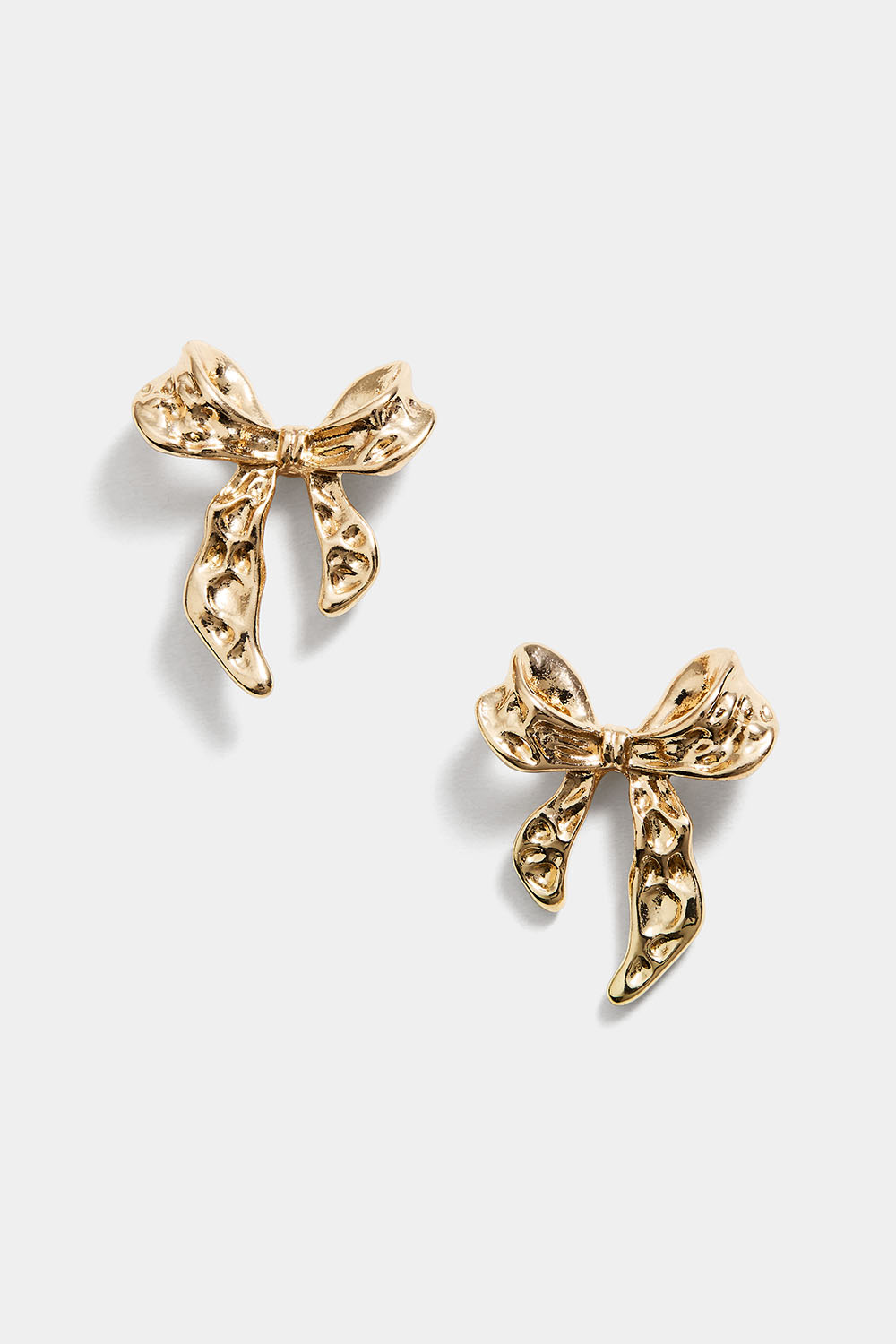 Gullfargede studs med hamrede sløyfer