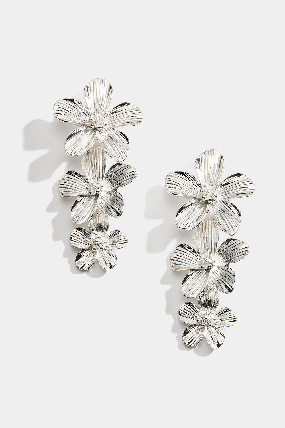 Sølvfargede øredobber med 3 blomster