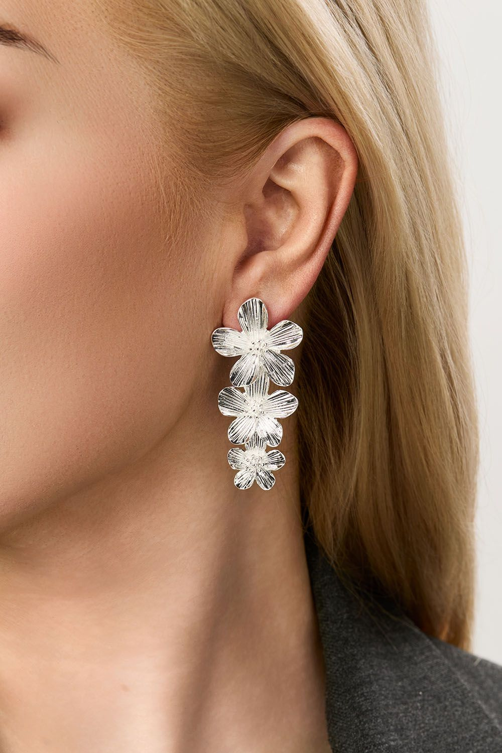 Sølvfargede øredobber med 3 blomster