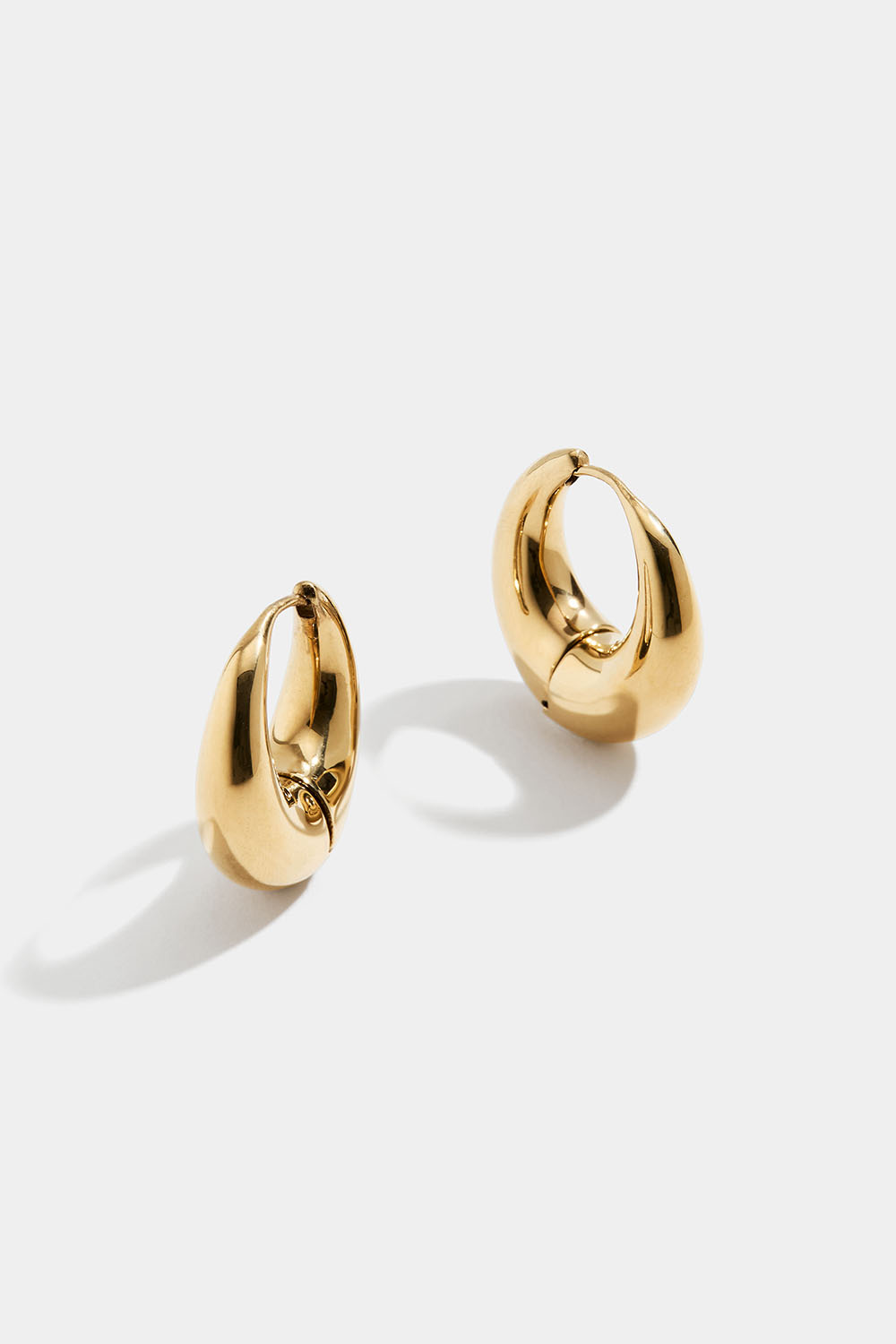 Kraftige øreringer i blankt stål med 18K gull