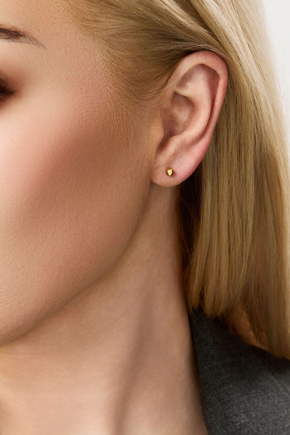 Små studs i stål med 18K gull