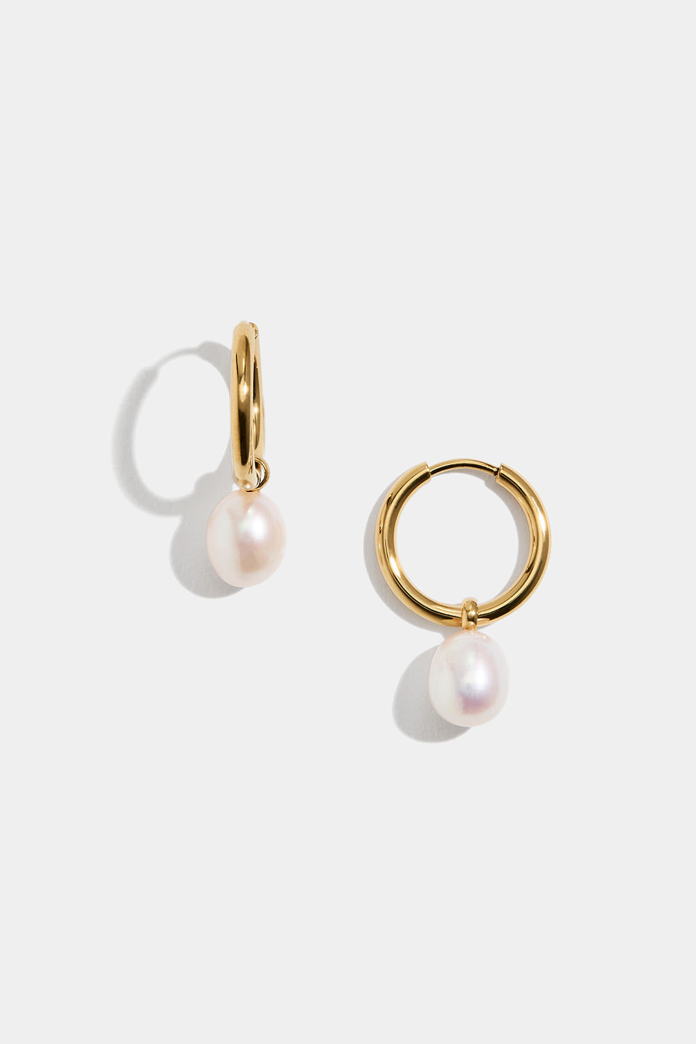 Øreringer i stål med 18 karat gull og perleanheng