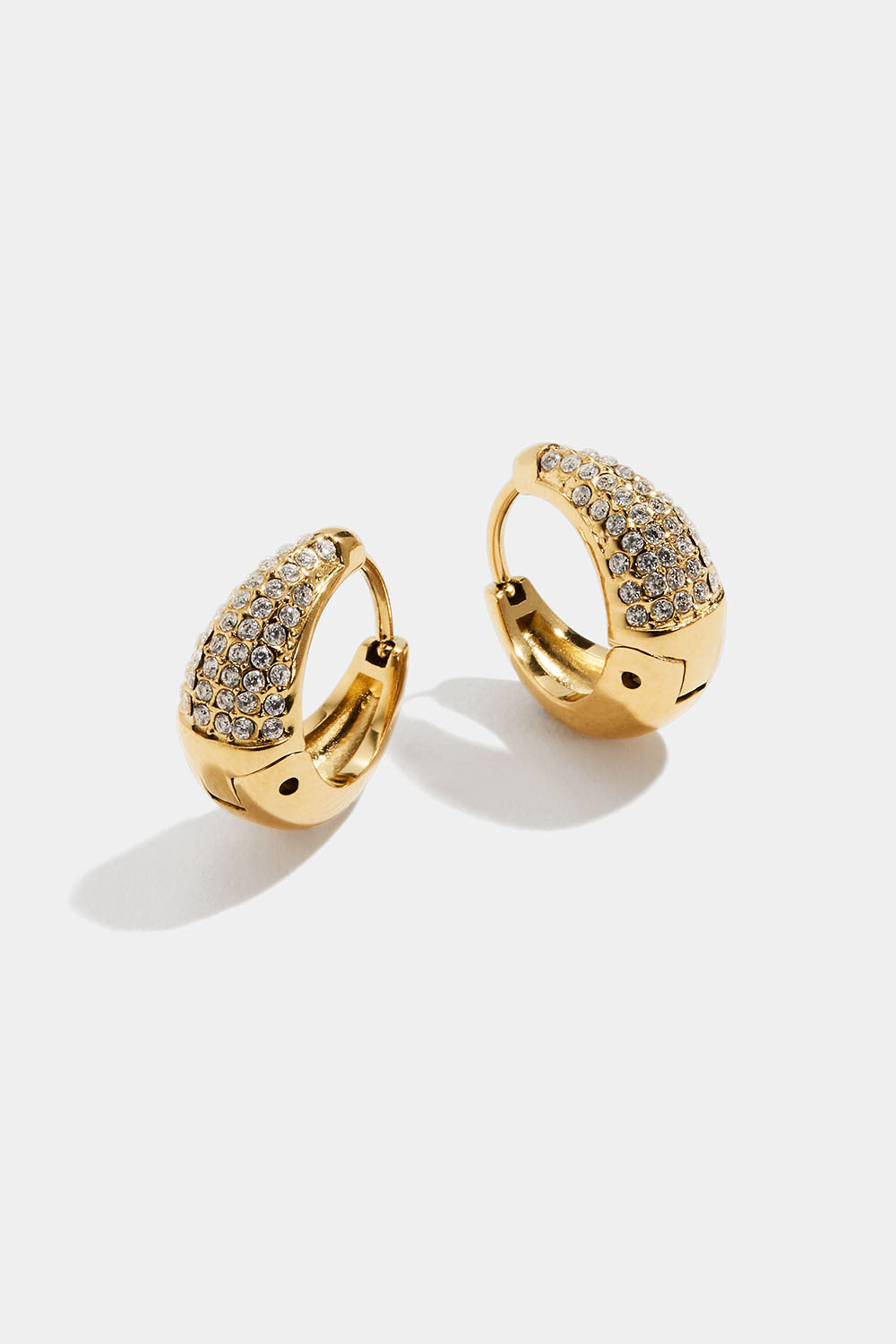 Dråpeformede øreringer i stål med 18 karat gull og zirkonia