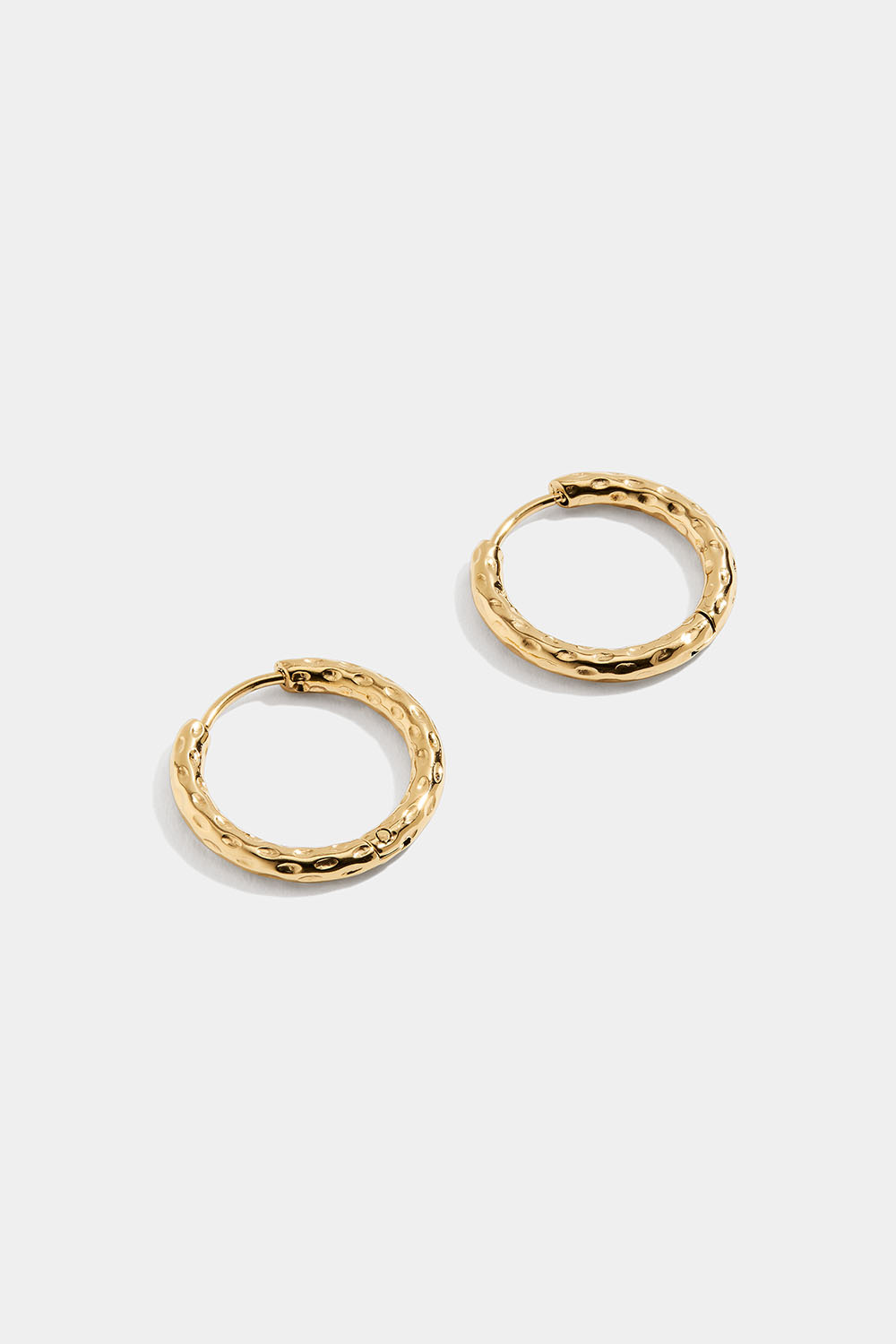 Hamrede øreringer i stål med 18 k gull