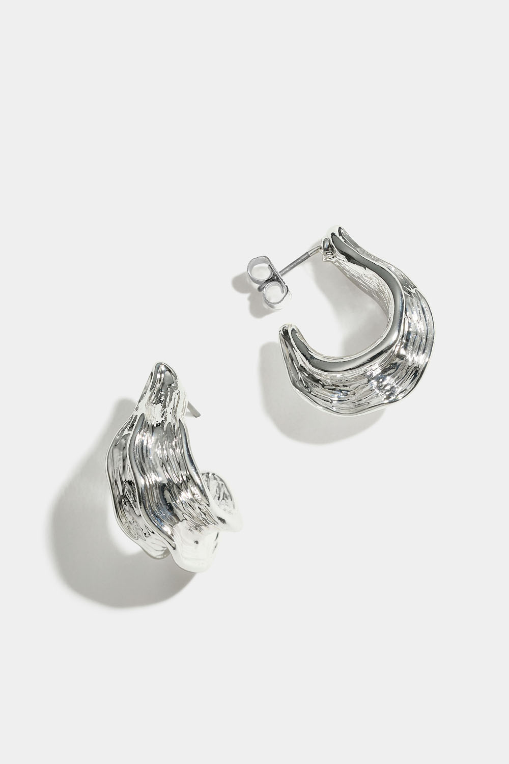 Uregelmessige øreringer i sølvfarge