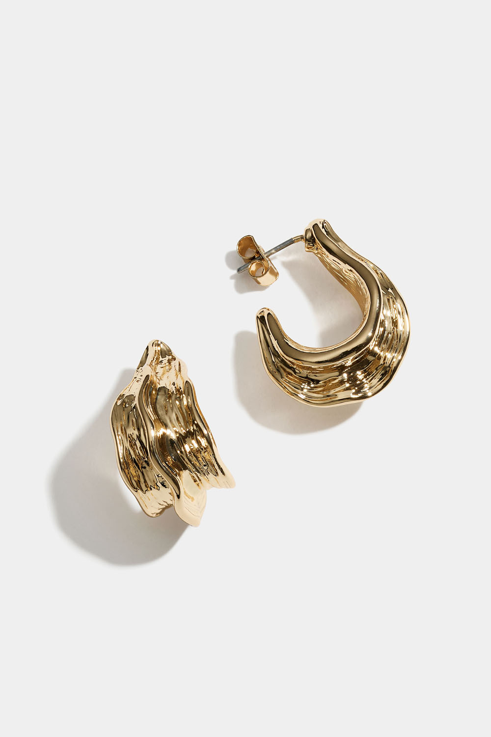 Uregelmessige øreringer i gullfarge