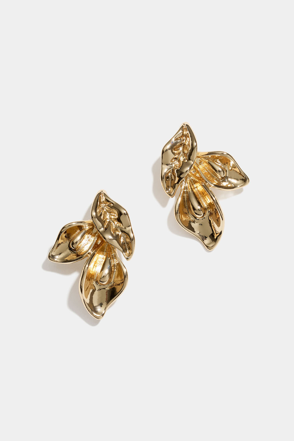 Gullfargede øredobber med bladformer