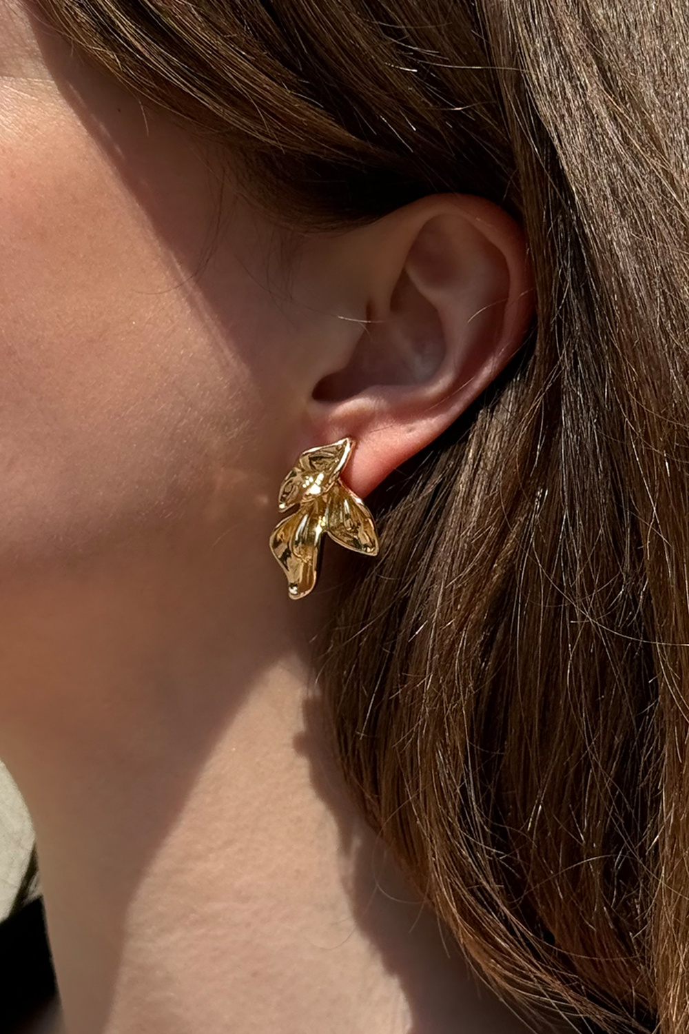 Gullfargede øredobber med bladformer