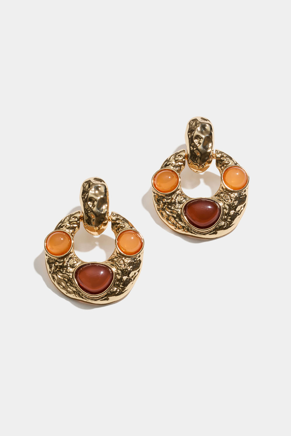 Hamrede øreringer med fargerike detaljer