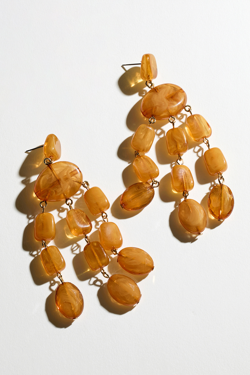 Øredobber med brun-oransje marmorerte perler