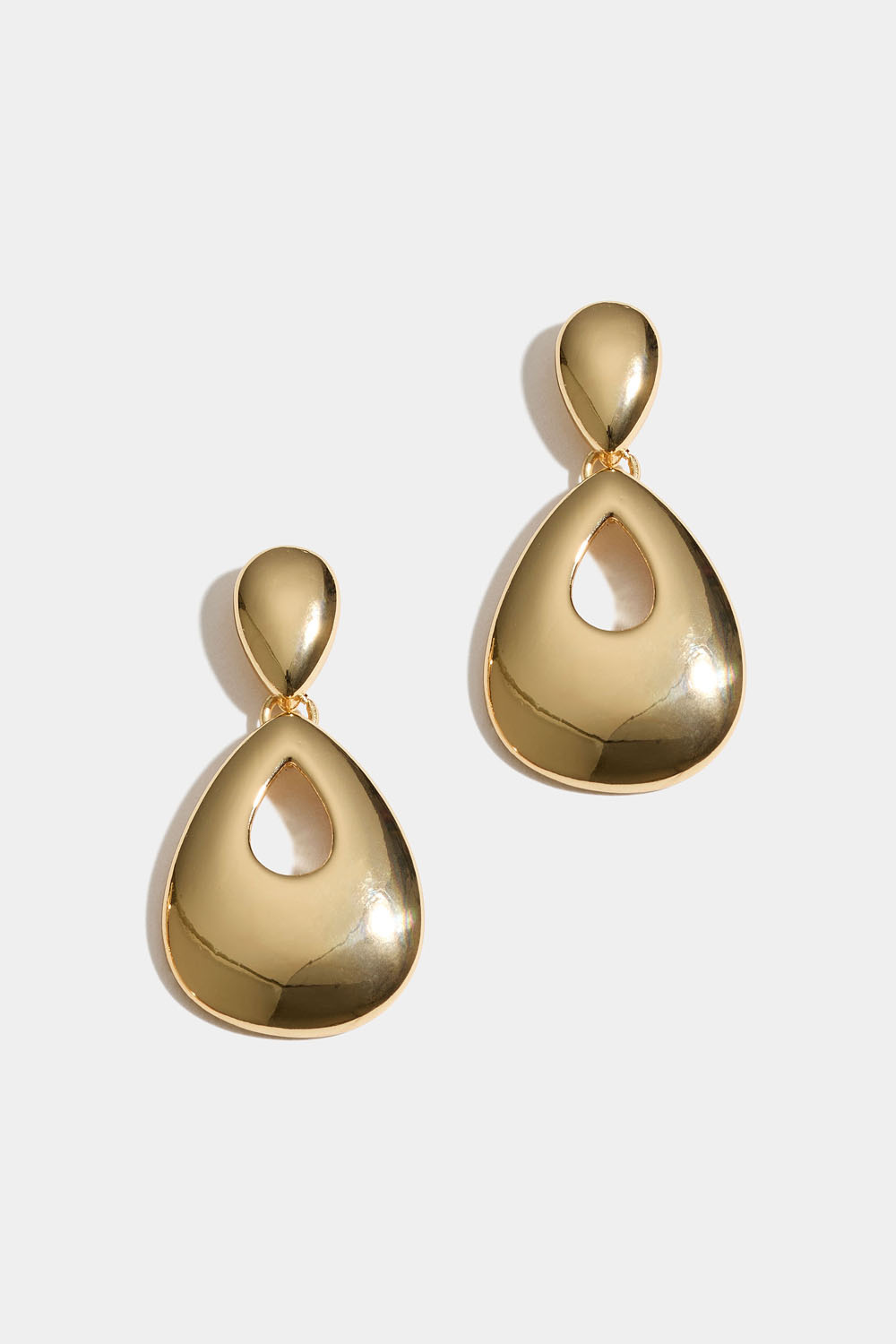 Gullfarget øredobber med dråpeformede anheng