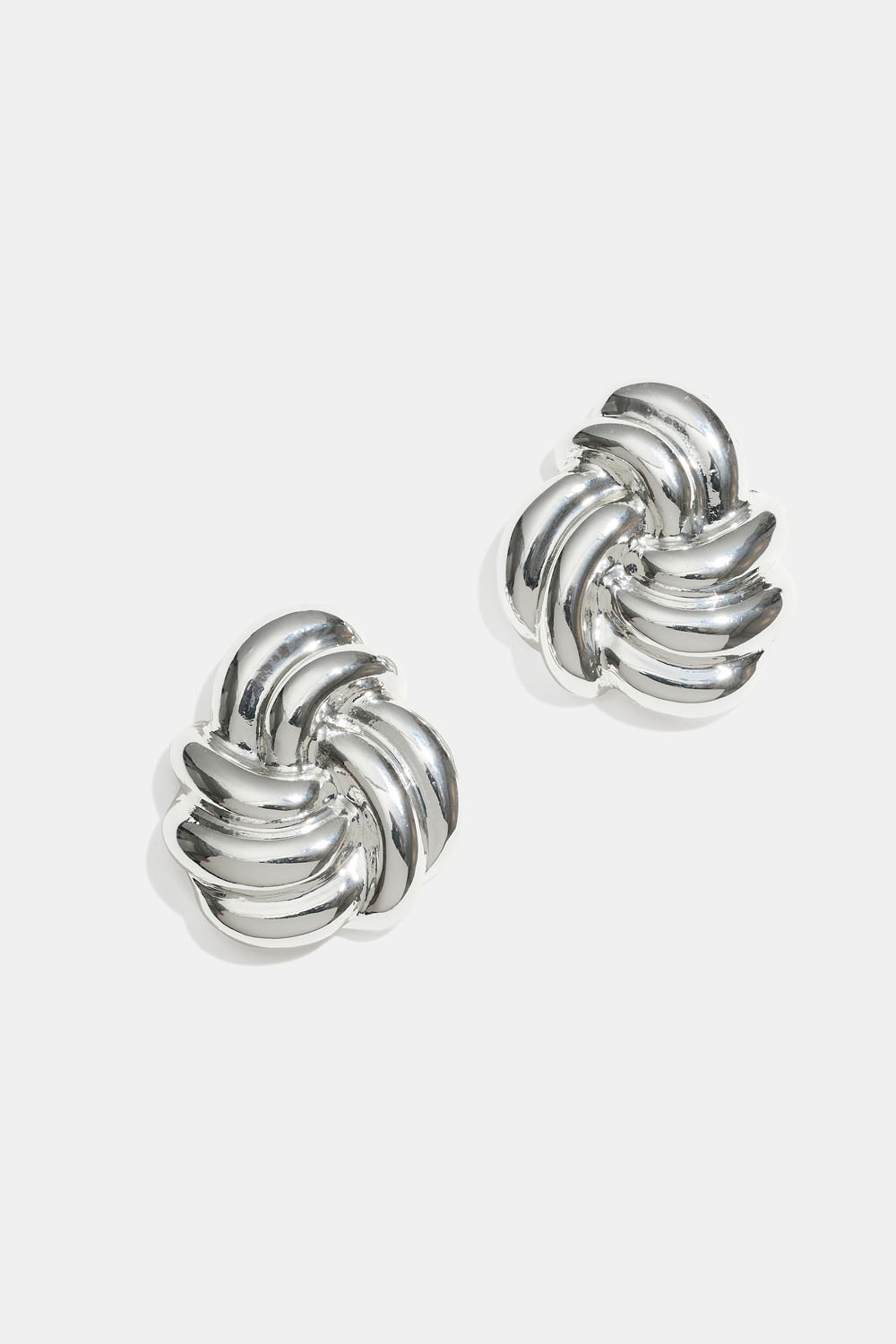 Store øredobber med knute