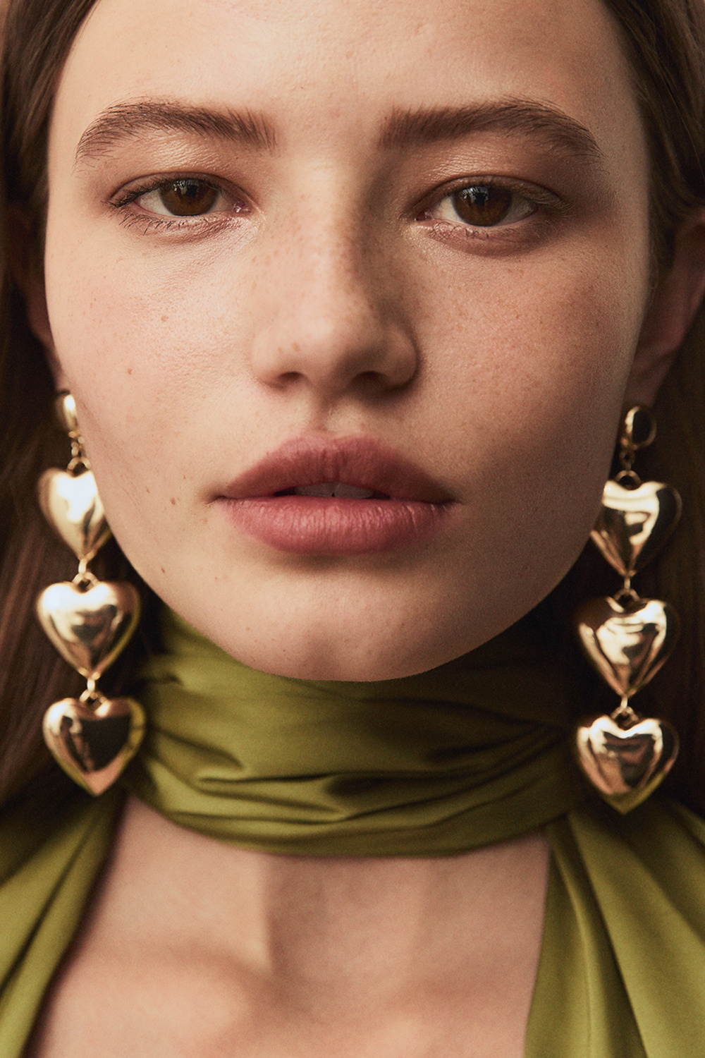 Gullfargede, lange øredobber med tre hjerter