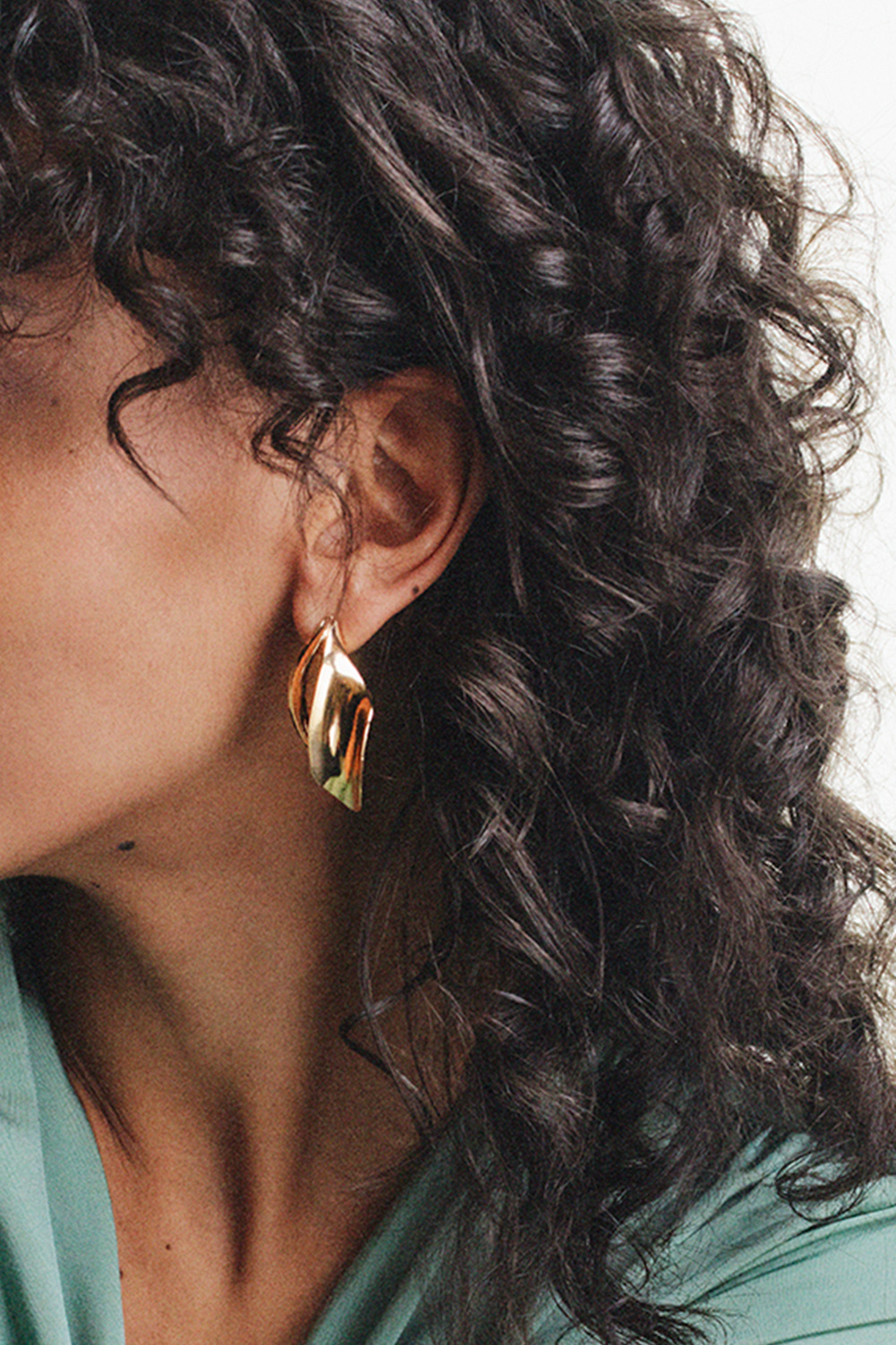 Diamantformede øredobber med avrundet design, gullfargede