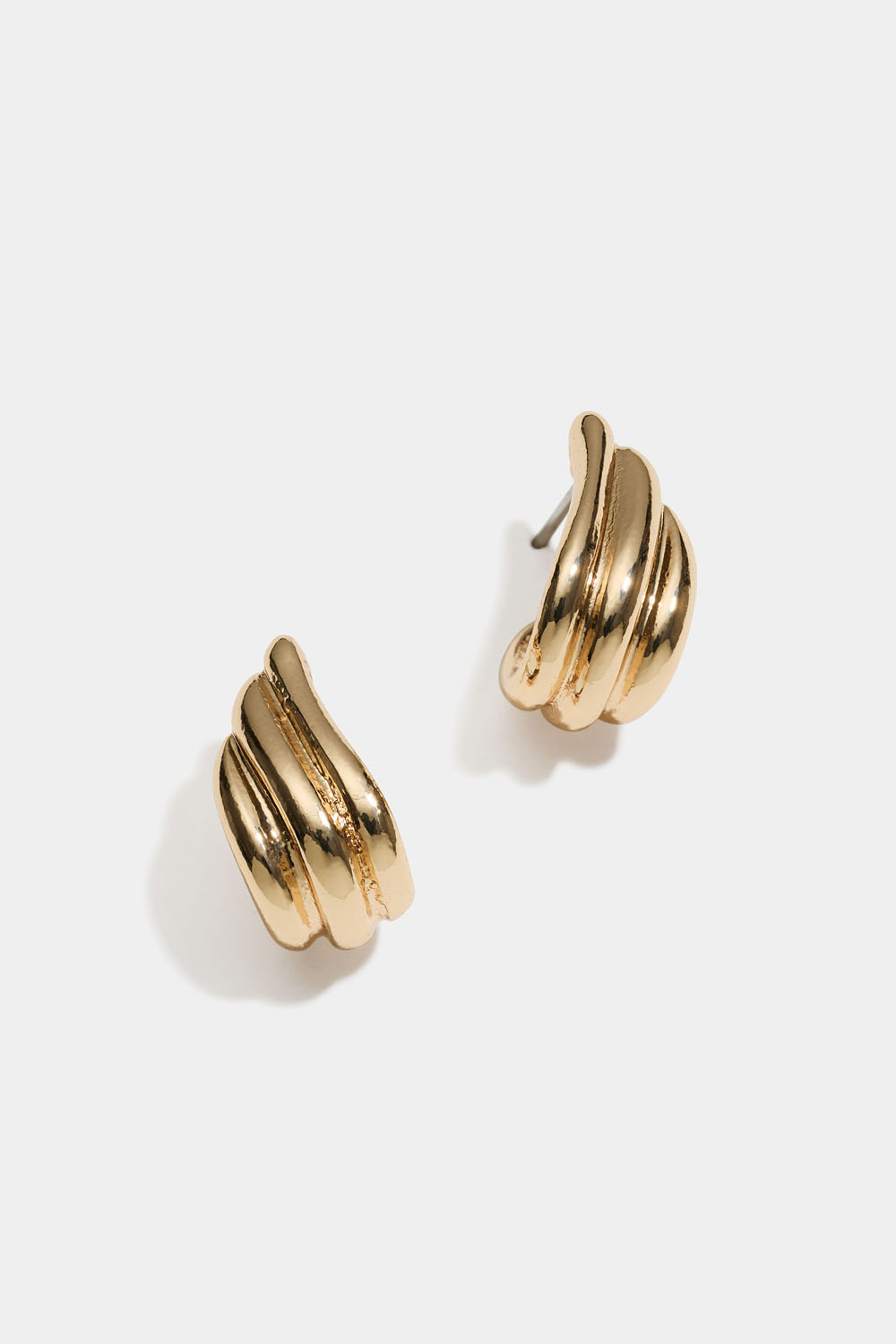 Små, riflede øreringer i gullfarge