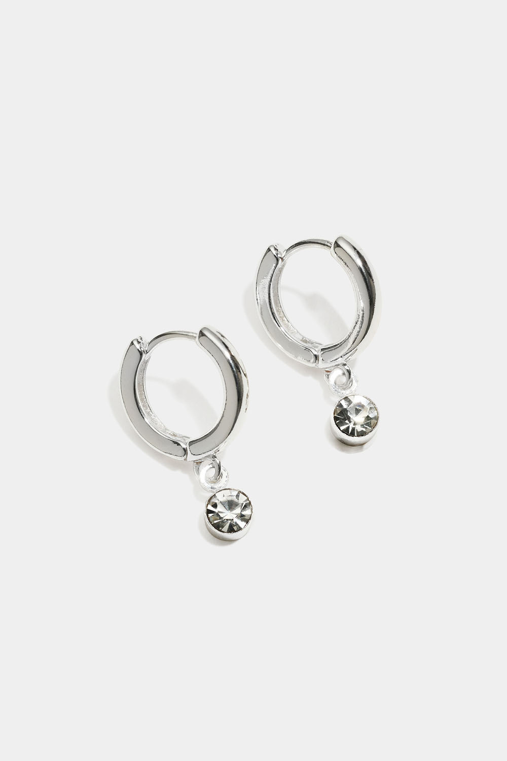 Små øreringer med hengende glasstein