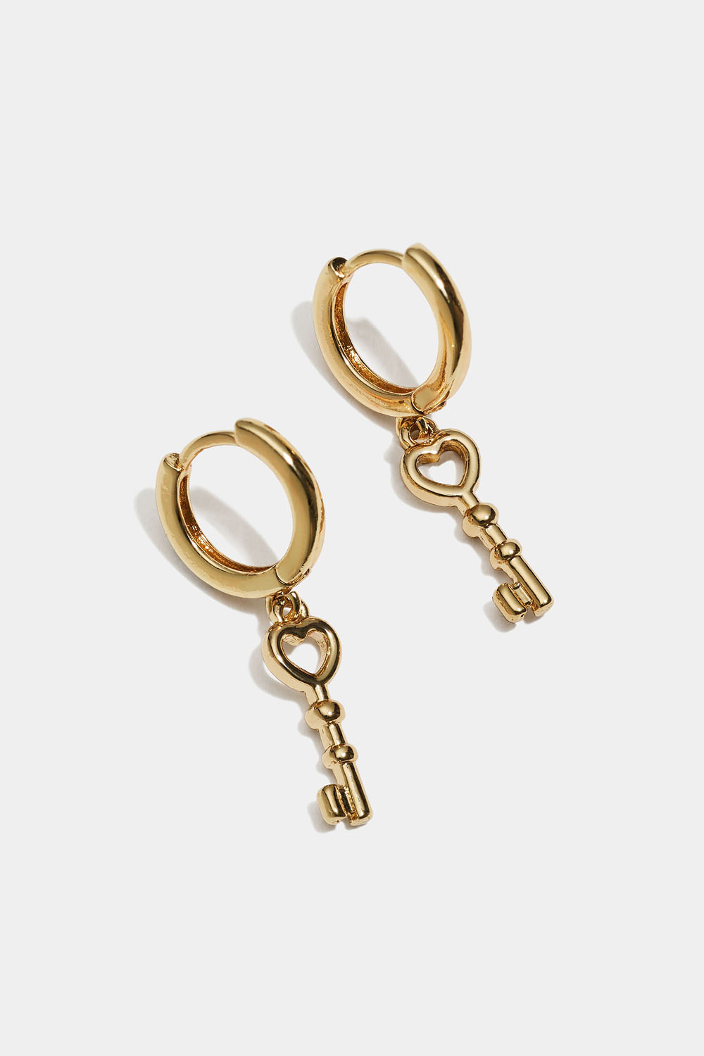 Gullfargede øreringer med nøkkel