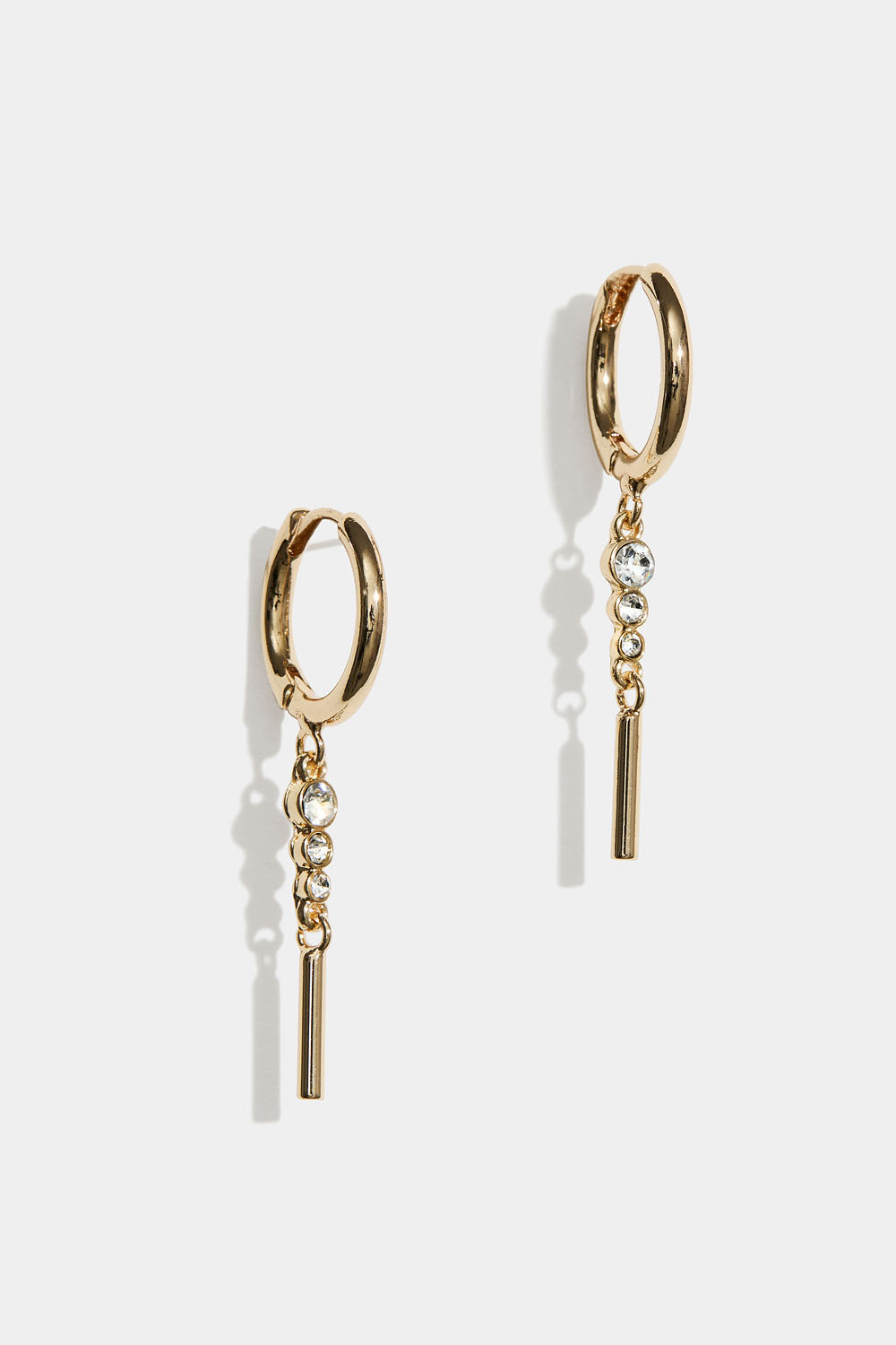Gullfargede øreringer med hengende strass og stang