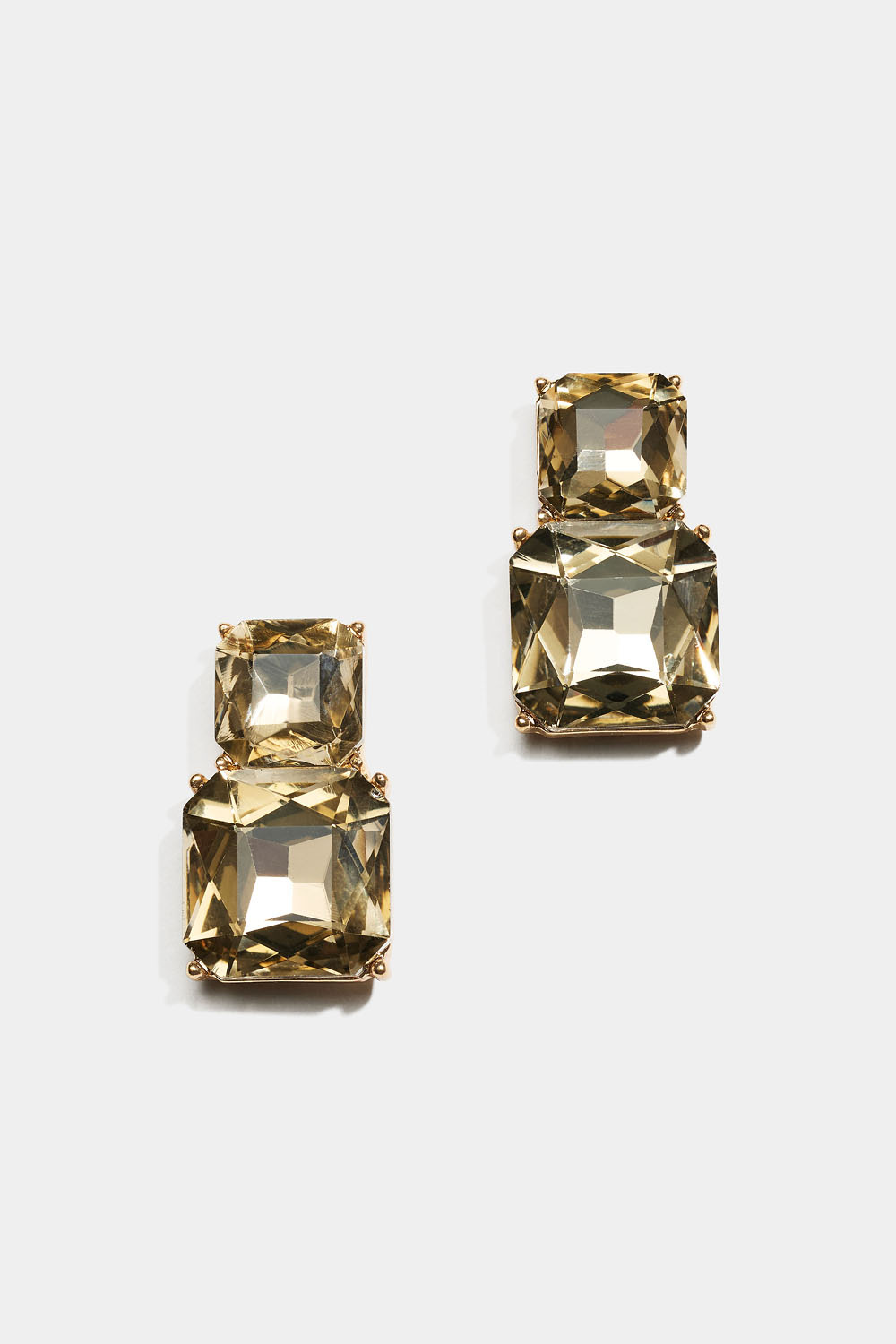 Øredobber med to lysebrune kvadratiske glassteiner