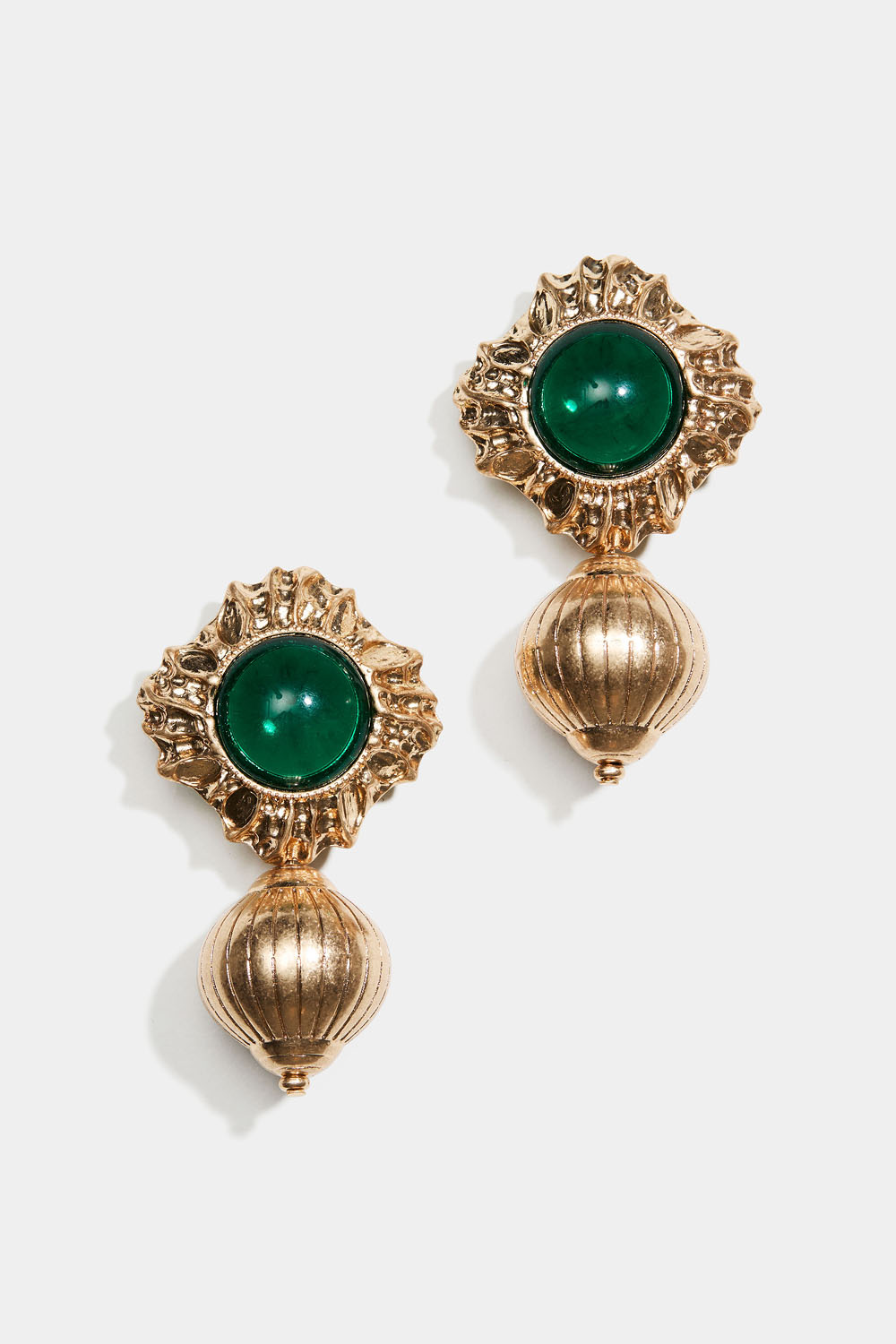 Ornamentale øredobber med grønn stein