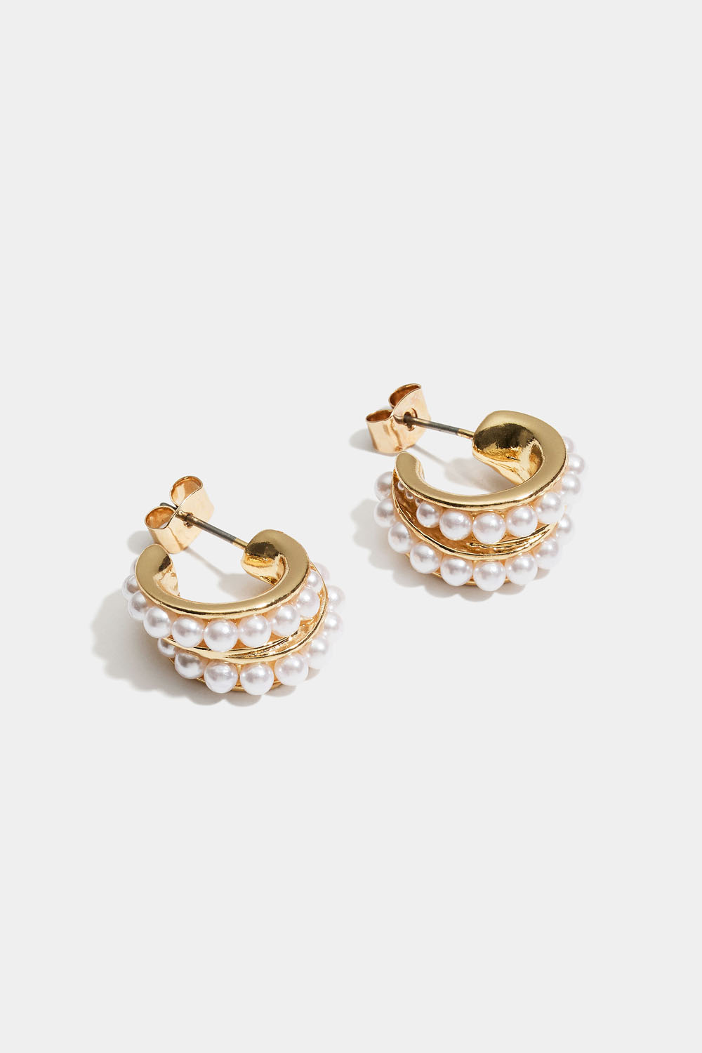 Doble gullfargede øreringer med perler