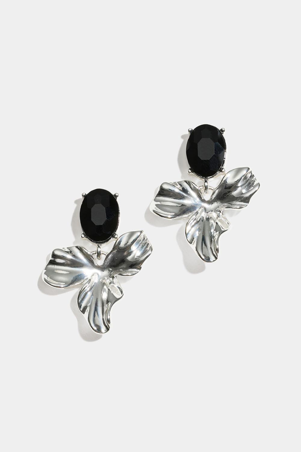 Øredobber med blader og svarte glassteiner
