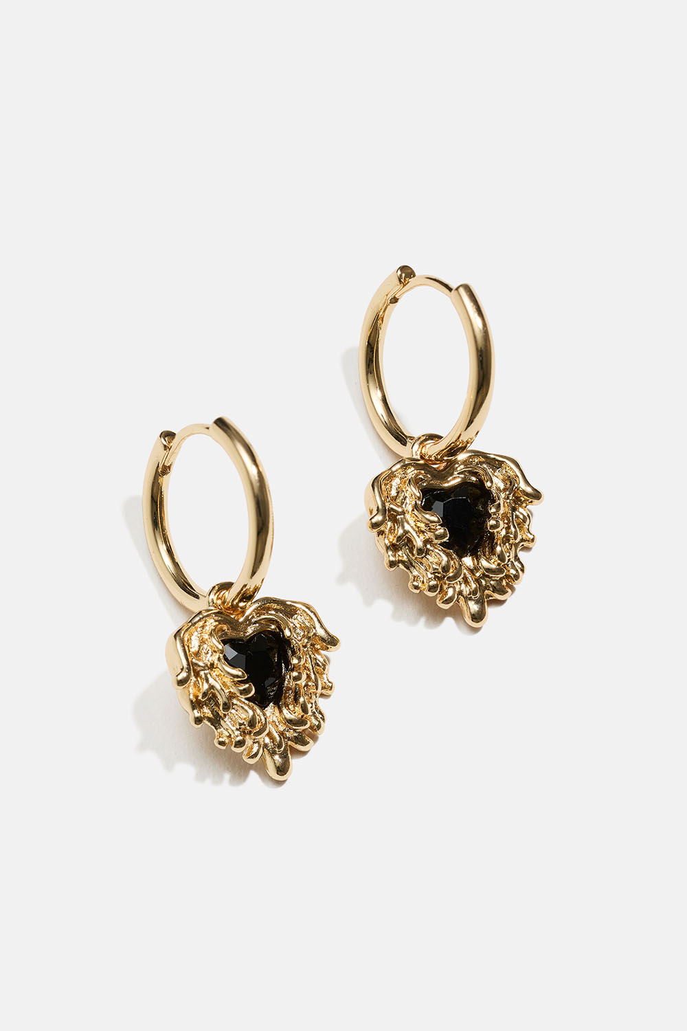 Gullfargede øreringer med hjerter i smeltet design