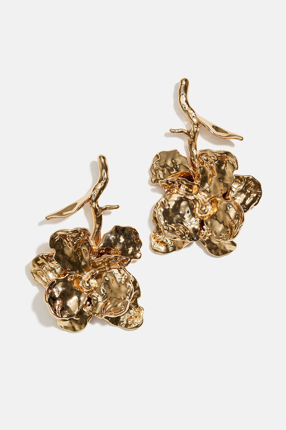 Store øredobber med store hamrete blomster