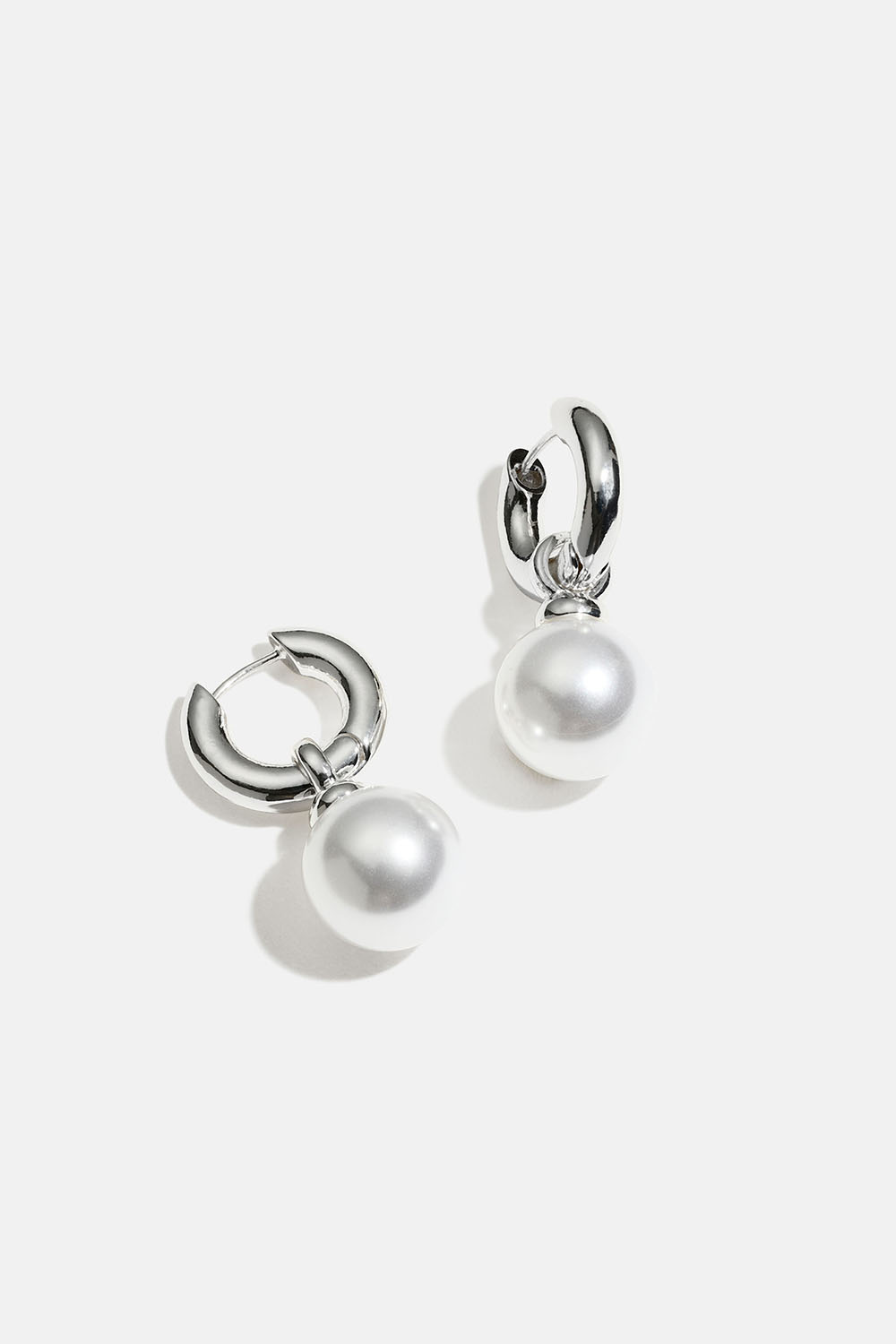 Kraftige hoops med stor rund perle