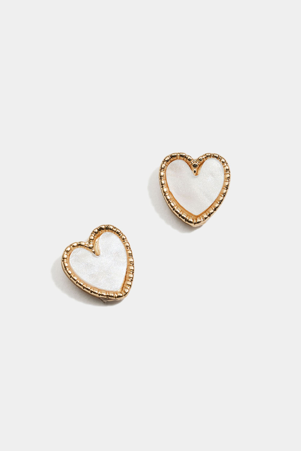 Gullfargede stiftøredobber med skimrende hjerter