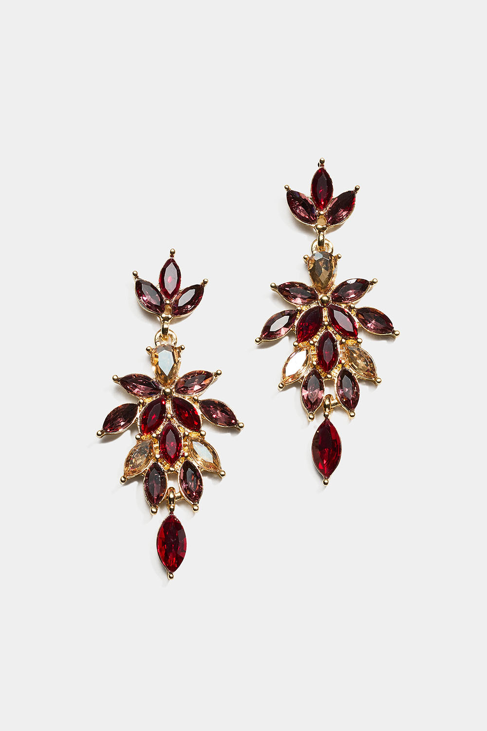 Øredobber med rosa og røde glassteiner i bladform