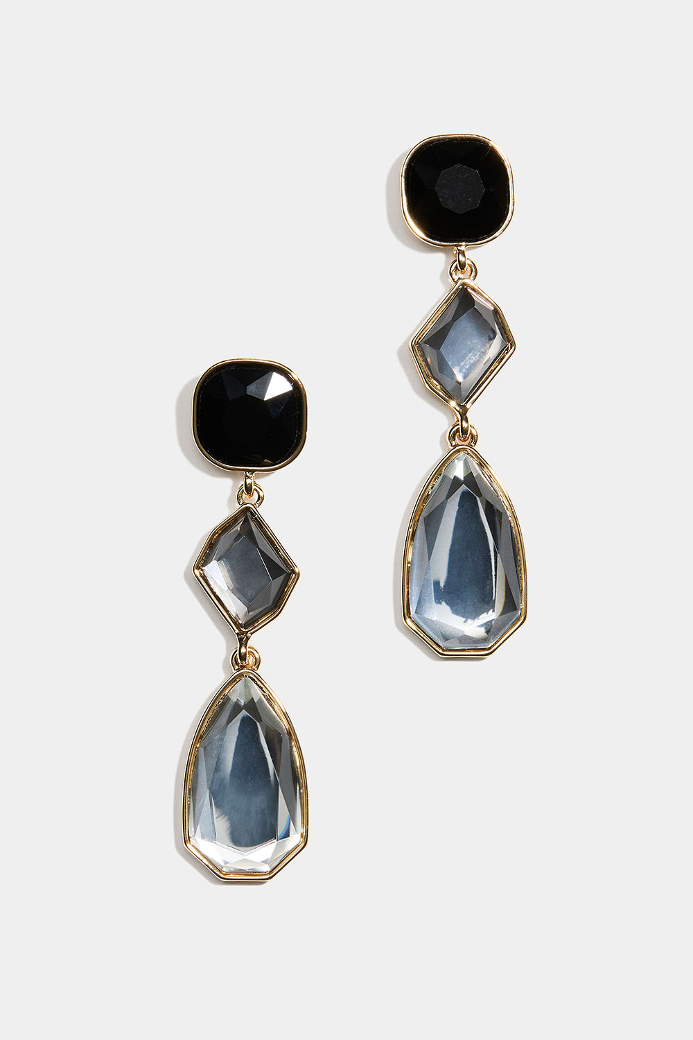 Øredobber med svarte og hvite steiner i ulike former