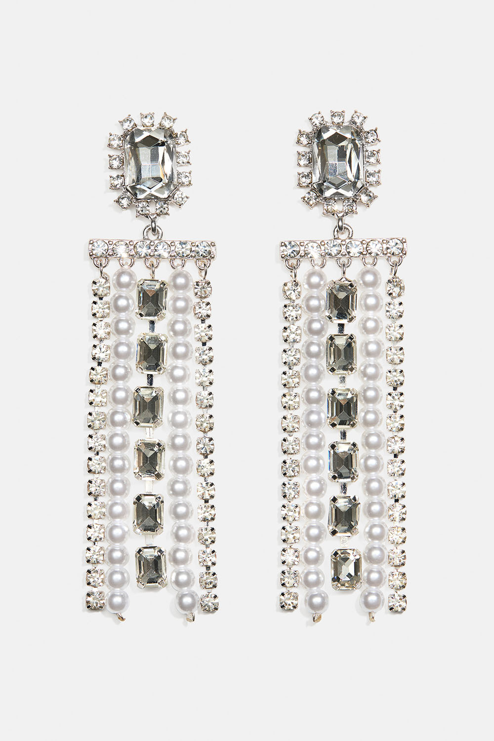 Øredobber med rektangulær glasstein og hengende strass- og perlekjeder.