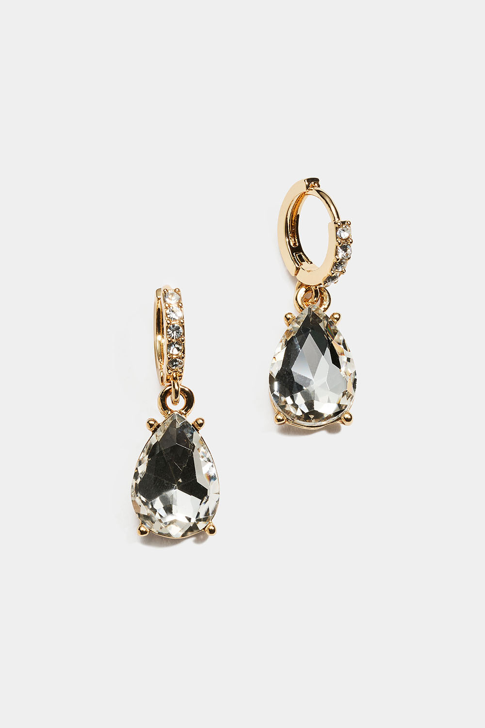 Små gullfargede hoops med hengende dråpeformet stein