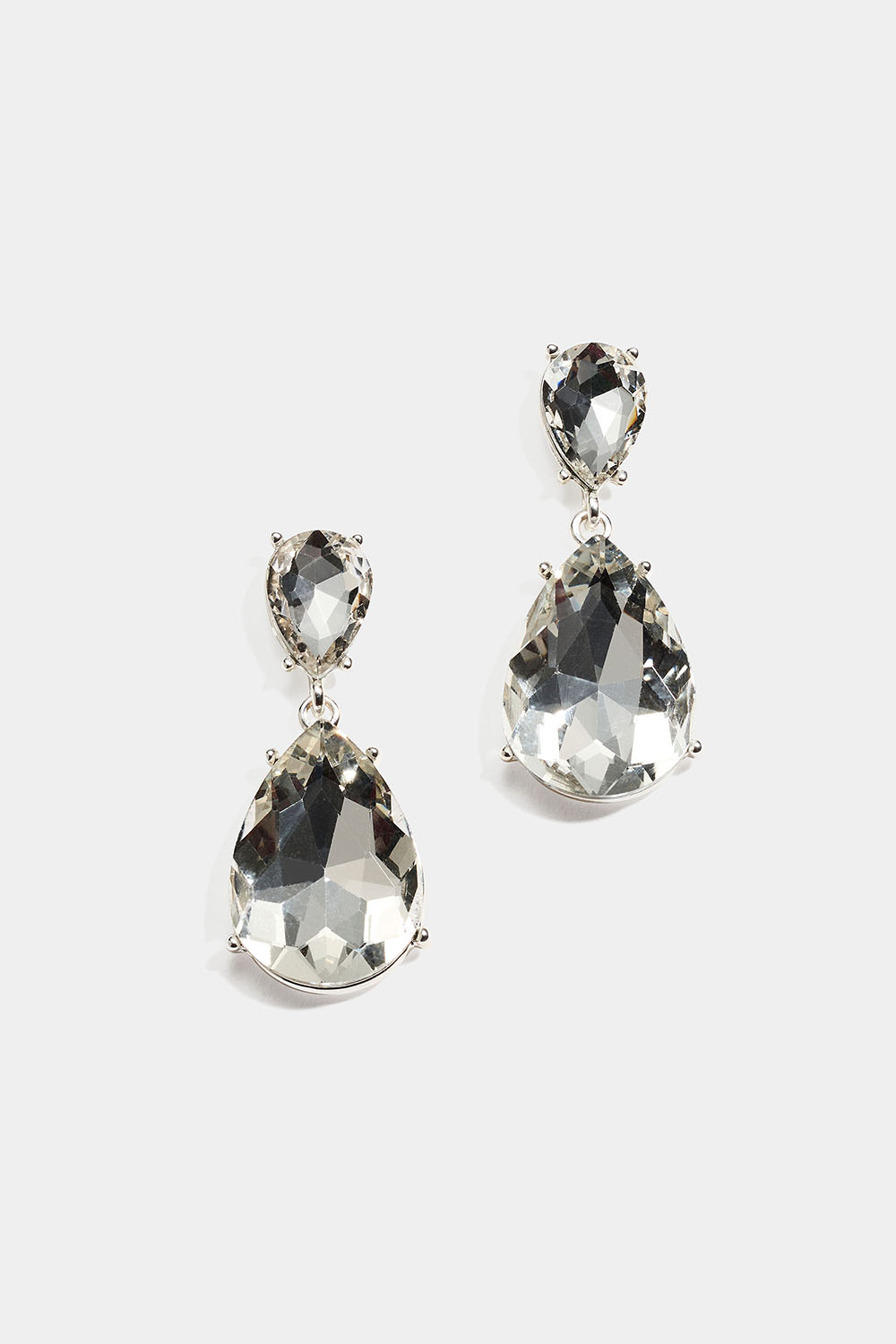 Øredobber med hvite dråpeformede glassteiner