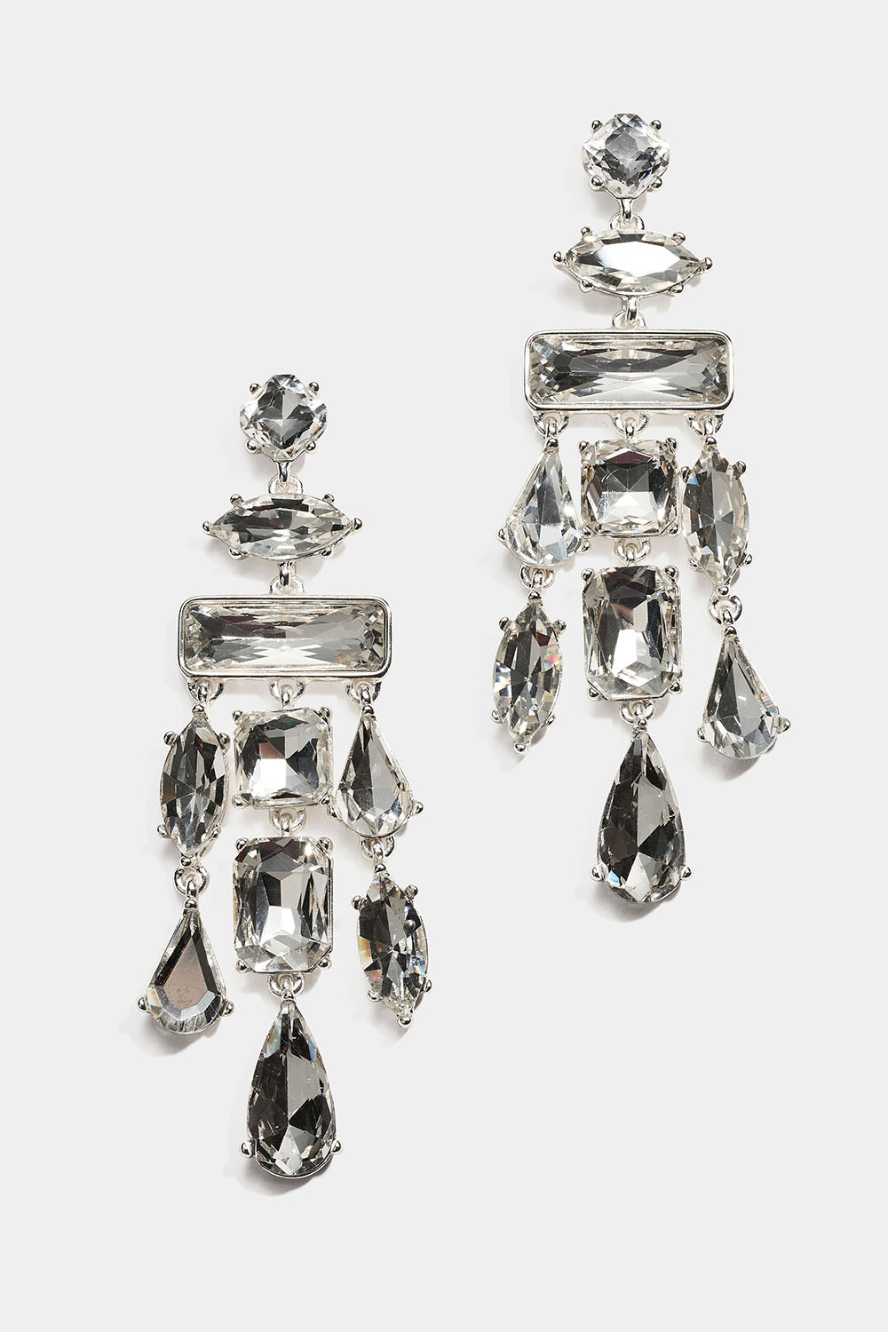 Store øredobber med glassteiner i ulike former