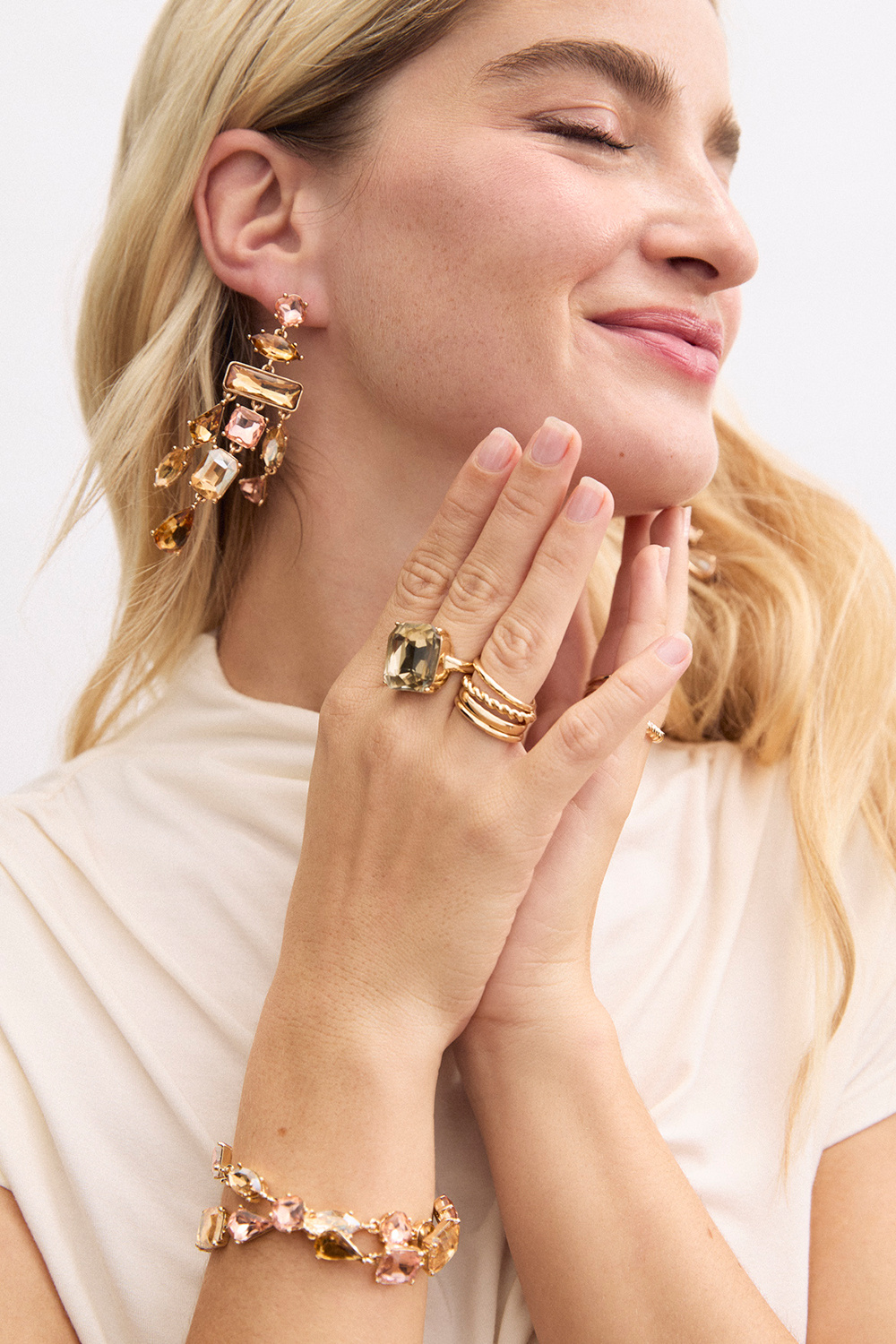 Store øredobber med rosa og beige glassteiner i ulike former