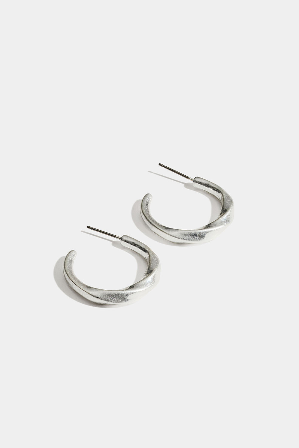 Snurrede øredobber i børstet metall