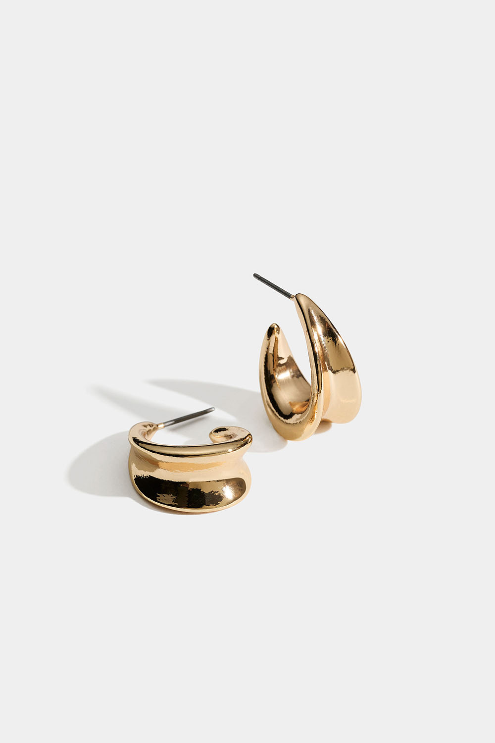 Gullfargede, ovale øreringer med konkav design