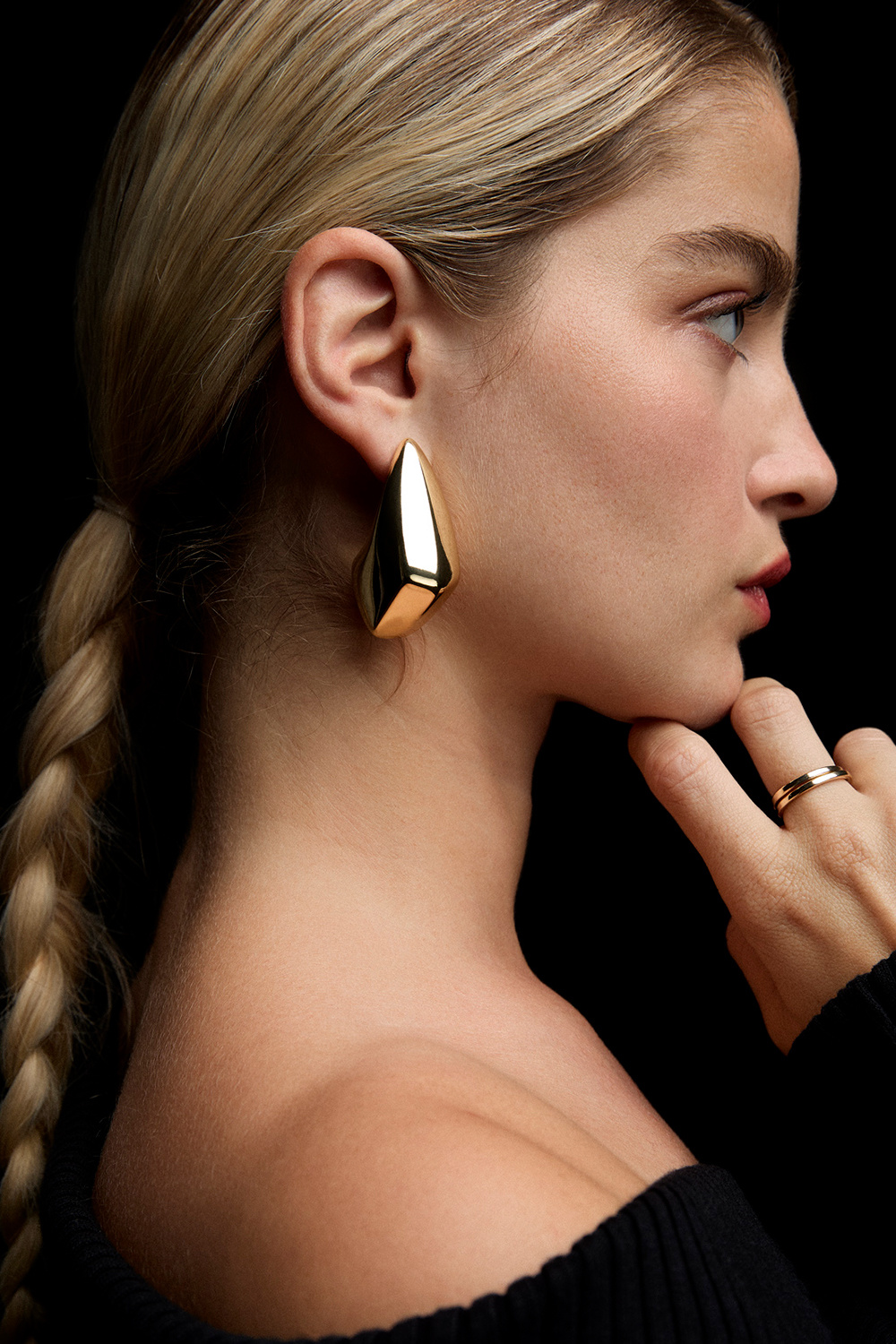 Store, gullfargede øredobber i kantet dråpeform