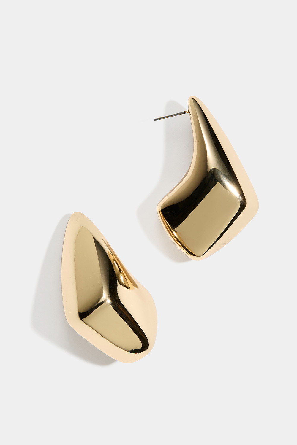 Store, gullfargede øredobber i kantet dråpeform