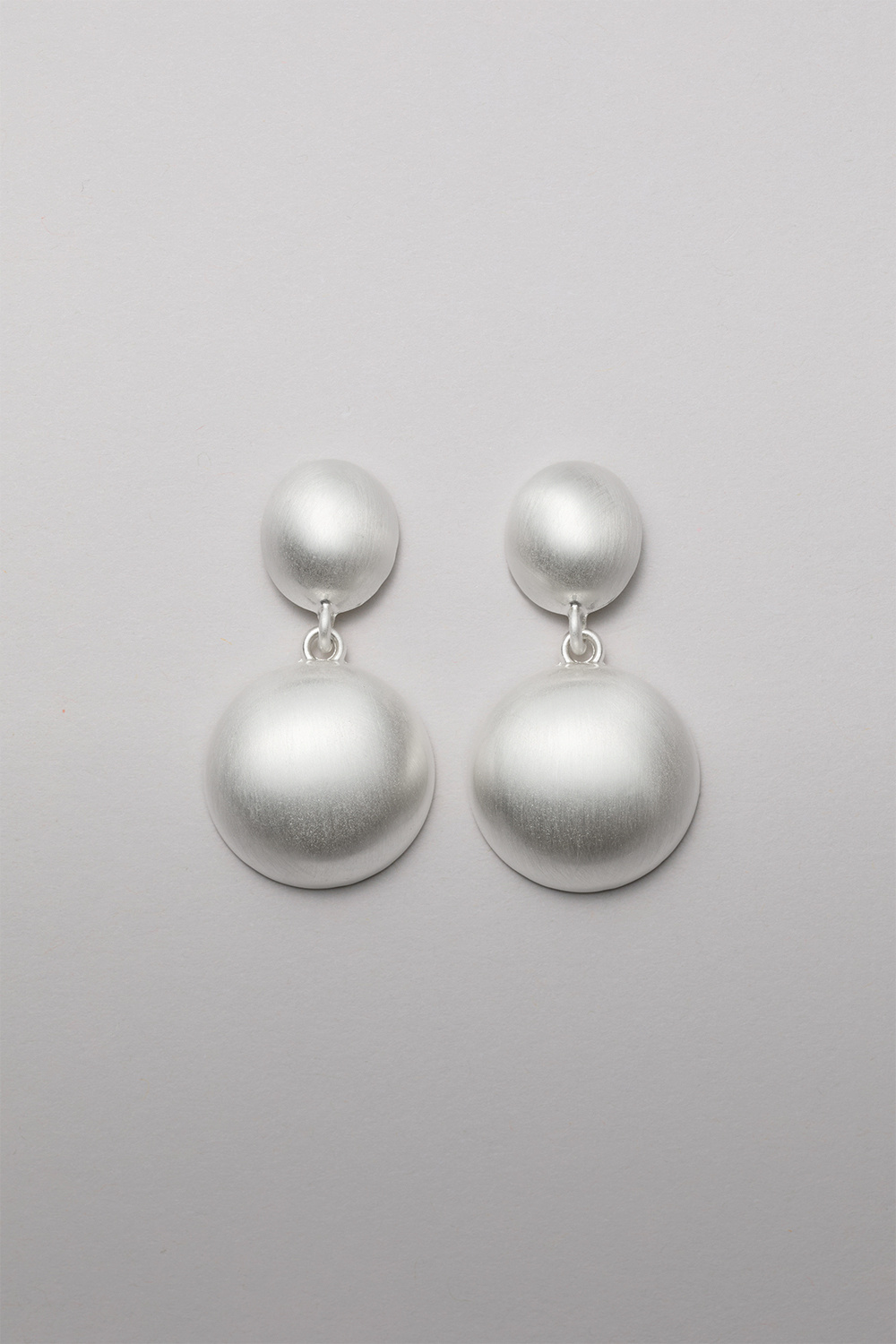 Øredobber med sirkler og børstet overflate