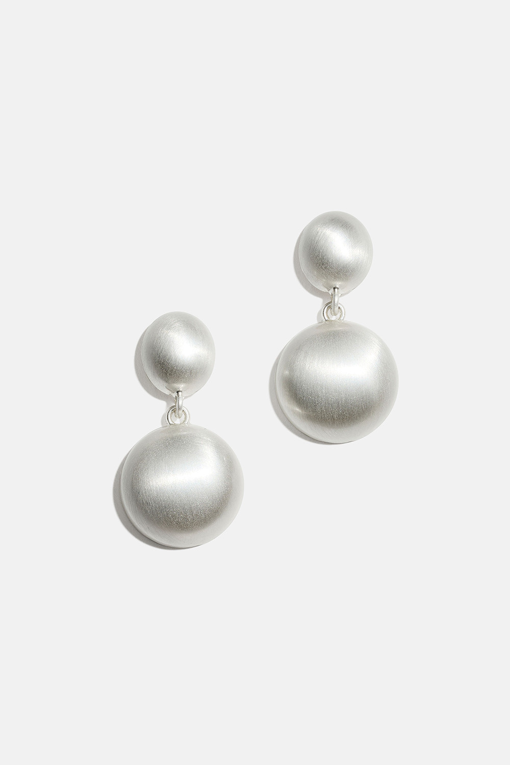 Øredobber med sirkler og børstet overflate