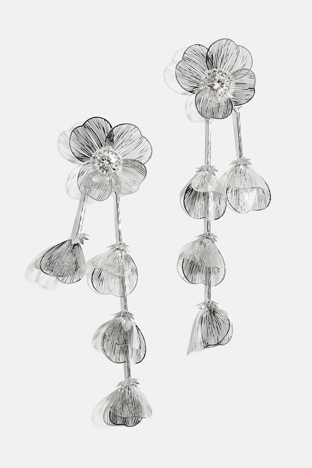 Store øredobber med blomster og hengende blomsterblad